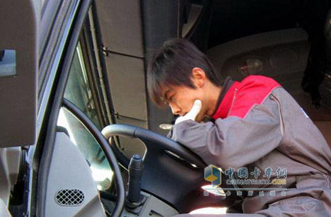 上汽依維柯紅巖服務(wù)人員正在檢測故障