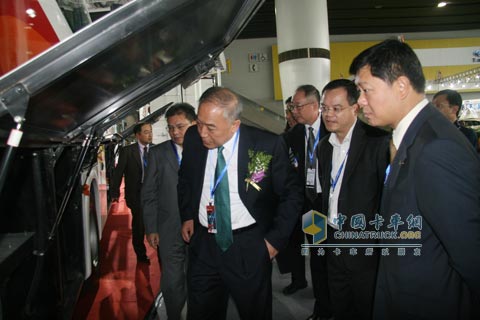 行業(yè)領(lǐng)導仔細觀看廣汽日野車輛配置