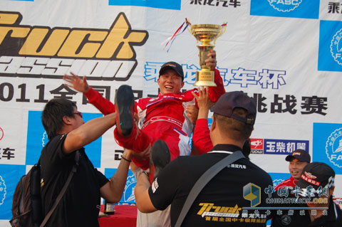 分賽區(qū)冠軍侯紅寧被其他賽手拋起-乘龍汽車杯