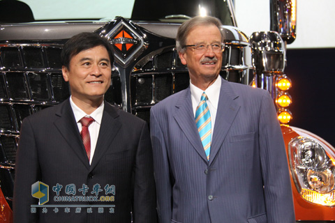 江淮汽車(chē)董事長(zhǎng)安進(jìn)與納威司達(dá)全球CEO丹尼爾·尤斯蒂恩