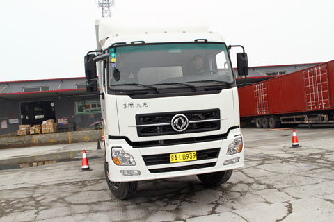 德邦司機正應聘駕駛東風天龍車