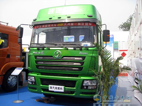 國內(nèi)首款油氣混合動力重卡——陜汽德龍F(tuán)3000 6X4牽引重卡亮相第十三屆北京國際天然氣汽車展