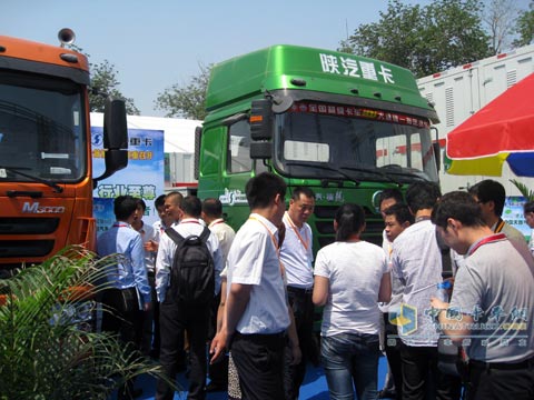 陜汽新能源展車前人頭攢動