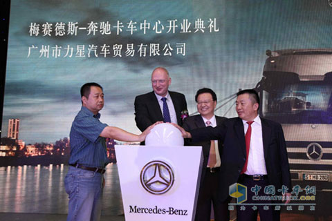 　戴姆勒卡車中國高管（左2,3）與力星卡車中心高管（左1，右1）共同為力星卡車中心揭幕