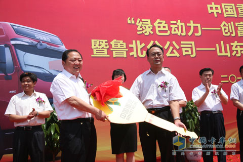 中國重汽銷售公司副總經(jīng)理段恒永向王敏贈(zèng)送了車鑰匙。