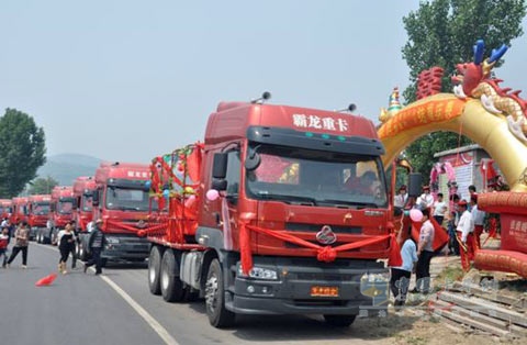 霸龍接親車隊(duì)帥氣 霸龍紅——象征著新郎新娘婚后的日子紅紅火火