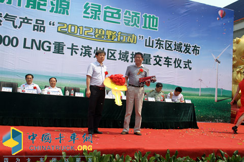 陜汽德龍F(tuán)3000 LNG重卡批量交車現(xiàn)場