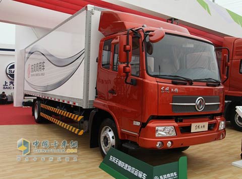 4月24日，北京國際車展上展出的東風(fēng)天錦快速物流運輸車