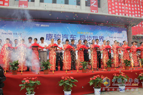 與會人員為唐駿T3上市進(jìn)行剪彩