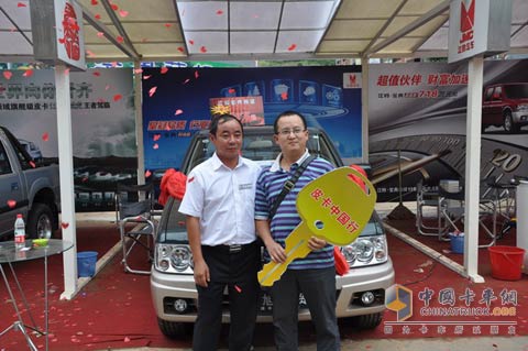 江鈴現(xiàn)場(chǎng)交車8臺(tái) 領(lǐng)舞萬(wàn)源皮卡市場(chǎng)
