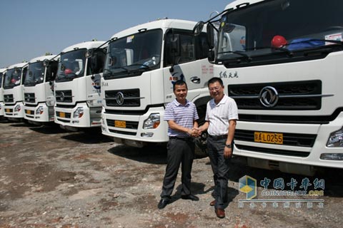 營銷將士為客戶交車