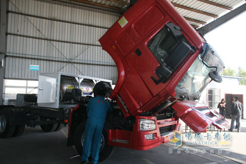 參賽選手進(jìn)行天然氣卡車故障維修