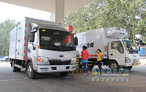 開瑞綠卡與慶鈴600P測試后回到加油站再次加滿油