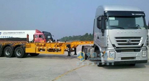 上汽依維柯紅巖4*2牽引車(chē)
