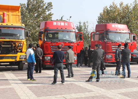 用戶紛紛駐足參觀現(xiàn)場展示的樣車