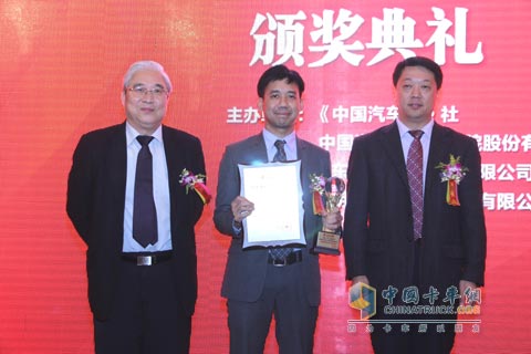 沃爾沃卡車公司大中國區(qū)副總裁鐘佑皓先生上臺領(lǐng)獎