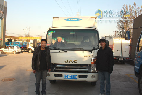 王林(左)和他的愛車帥鈴III