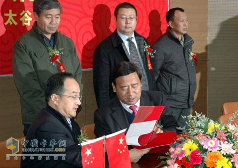 校企雙方代表簽約現(xiàn)場