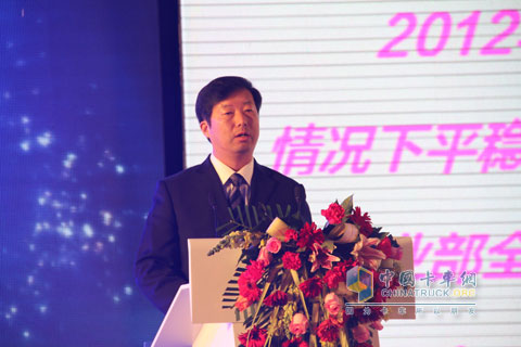 福田汽車集團副總裁工程車事業(yè)部總經(jīng)理孫加平進行品質、能力、創(chuàng)新、發(fā)展的工作報告