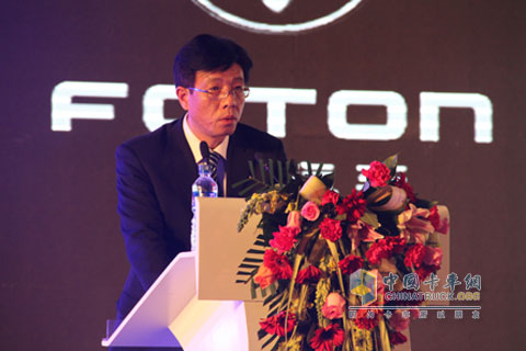 福田汽車工程車事業(yè)部領(lǐng)導(dǎo)進(jìn)行產(chǎn)品技術(shù)講解