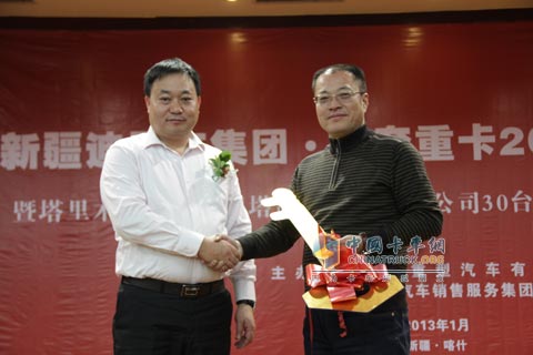交付30輛北奔重卡LNG牽引車鑰匙