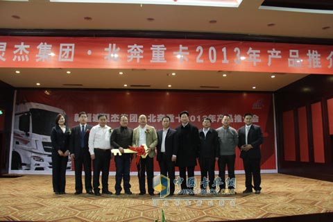 經(jīng)銷商和用戶代表合影留念