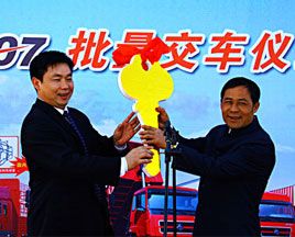 20臺(tái)東風(fēng)柳汽霸龍重卡云南齊“上崗”