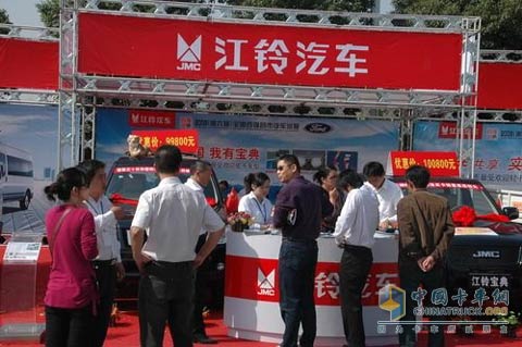 觀眾在江鈴汽車展位觀看并咨詢