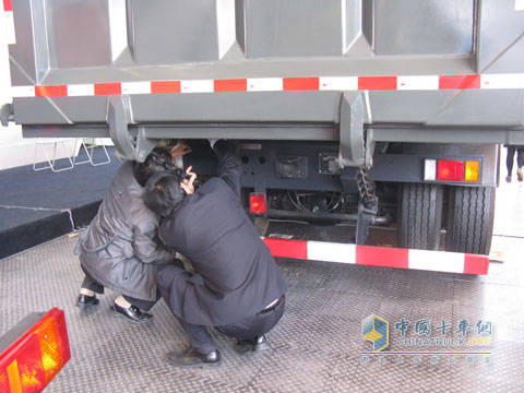 專業(yè)觀眾仔細研究卡車零部件